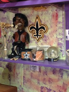 Lola has Louisianan paraphernalia decorating her restaurant such as this fleur-de-lis. The main colors of the Lake Charles, Louisianan native's restaurant are purple and green.